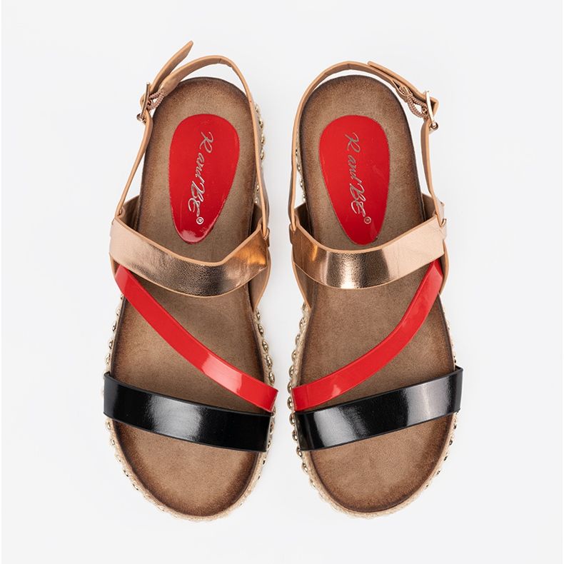 Frauensandalen mit einer dekorierten Sohle golden 2