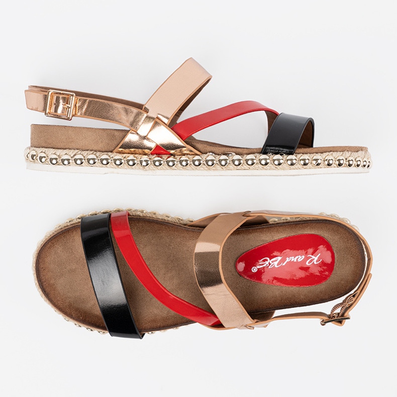 Frauensandalen mit einer dekorierten Sohle golden 1