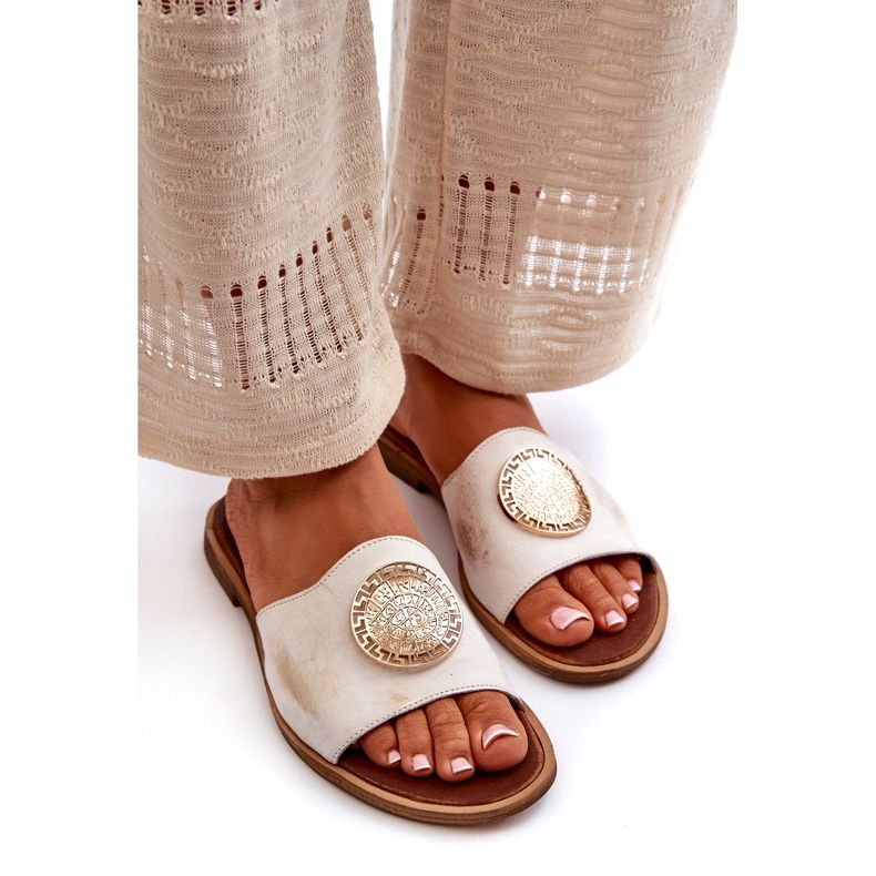 Zazoo 2938 Leder-Flip-Flops mit flachem Absatz und Goldverzierung, gebürstet weiß 3