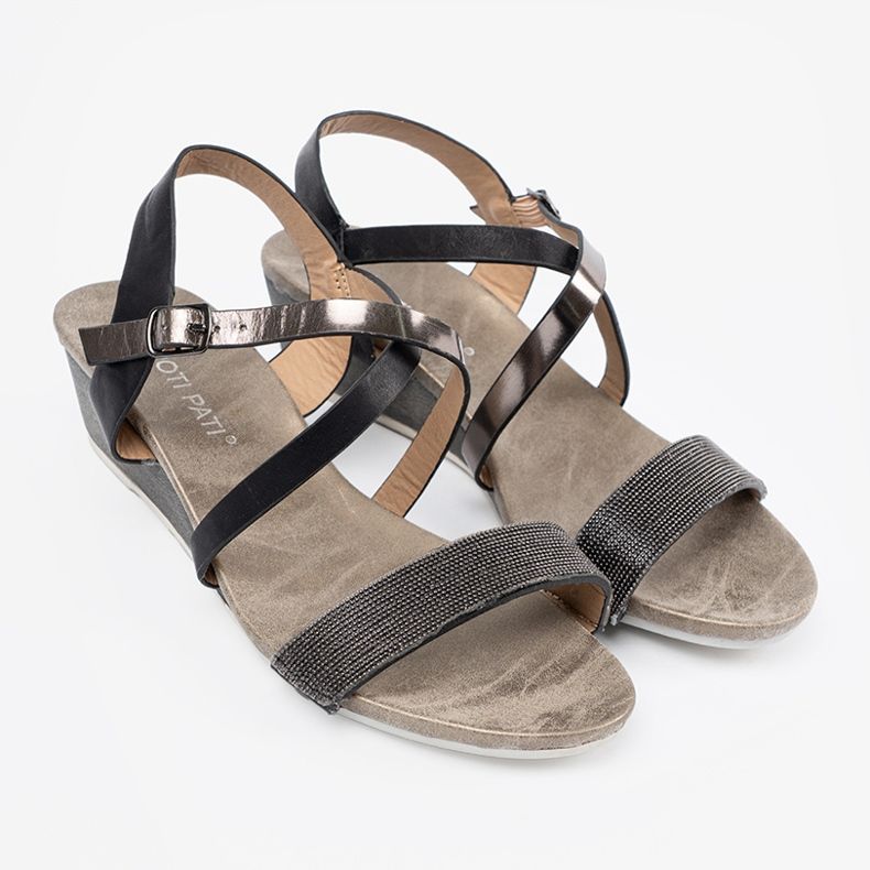 Shelvt Schwarze Keilsandalen mit einem dekorierten Riemen 1
