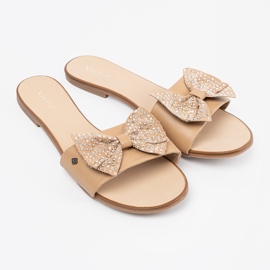 Shelvt Beige Flip Flops mit einem Bug im Strasssteinen 2