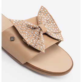 Shelvt Beige Flip Flops mit einem Bug im Strasssteinen 5