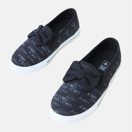 Schwarze Kinder -Turnschuhe mit einem Bogen 1