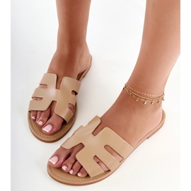Braune Flip -Flops mit Ausschnitten dekoriert 5
