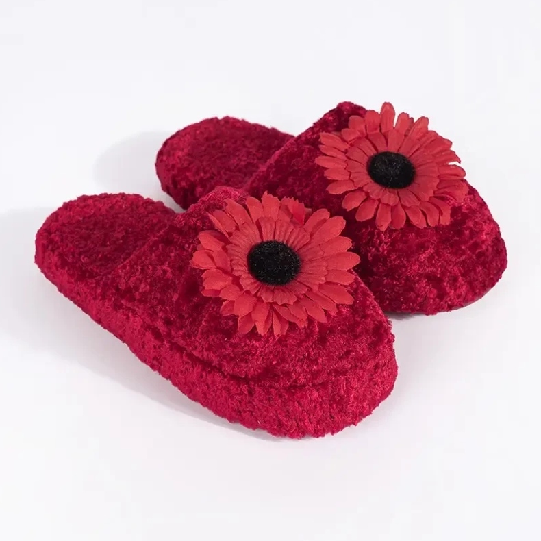 Kleine rote Hausschuhe mit einer dekorativen Blume 2