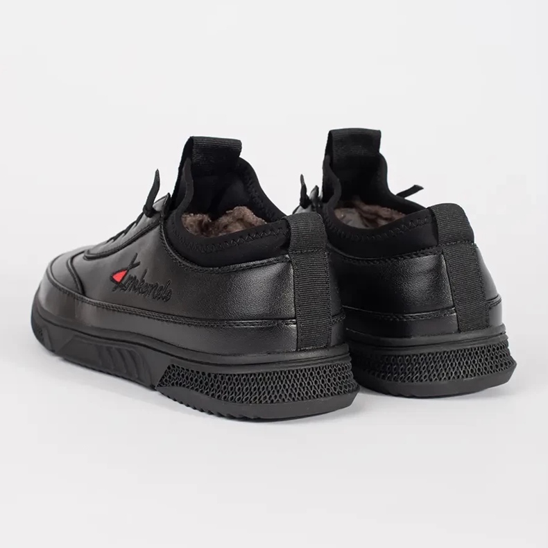 Schwarze Sportschuhe isoliert 1