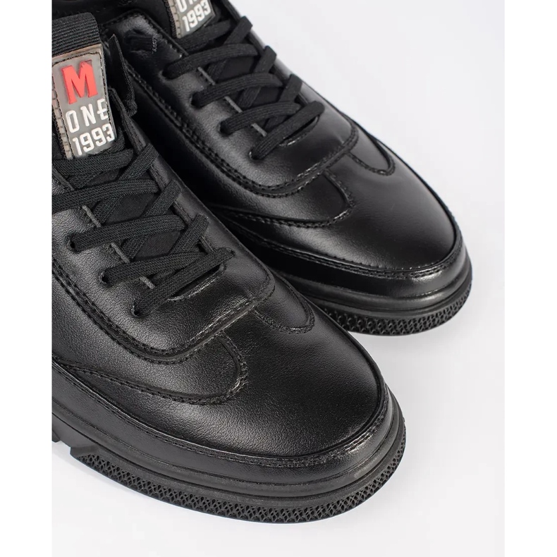 Schwarze Sportschuhe isoliert 2