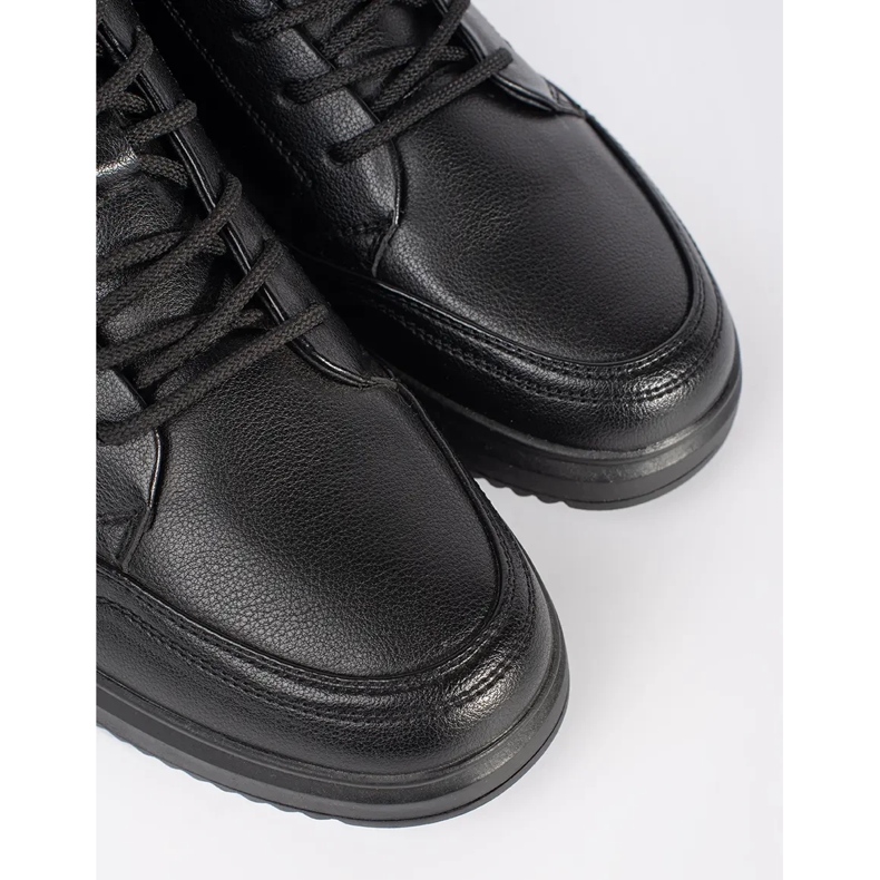 Schwarze isolierte Herrenschuhe 1