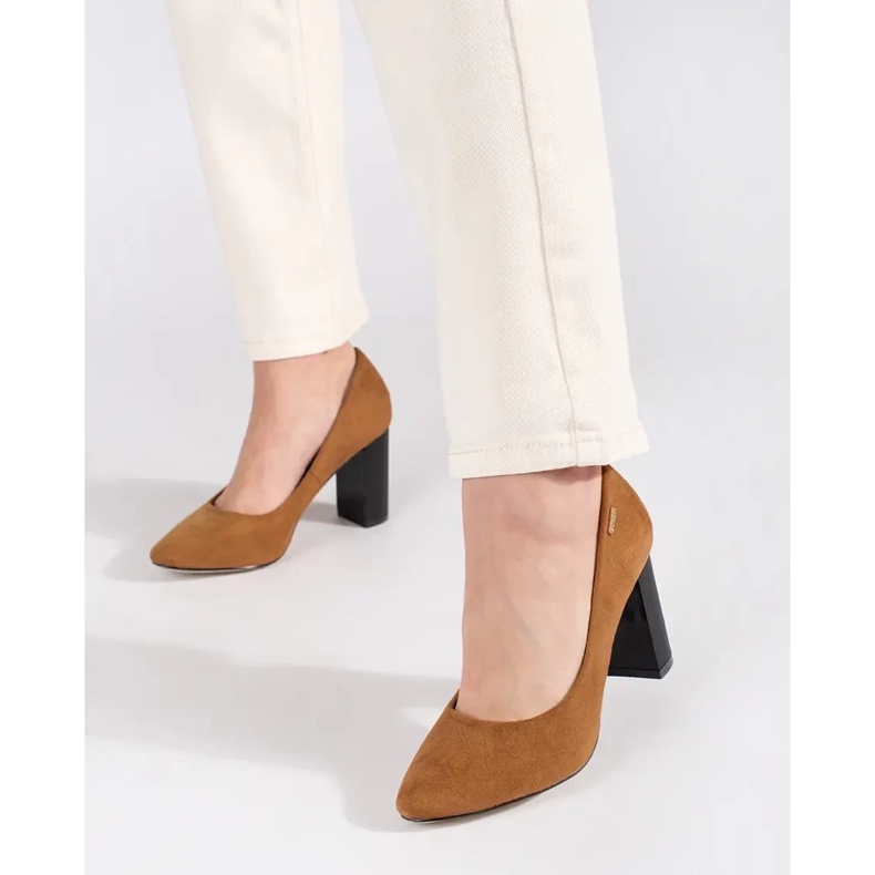 Goodin Braune Pumps an der Säule 2