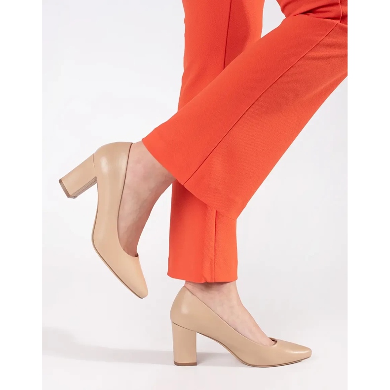 Sergio Leone Beige Pumps an der Säule 2