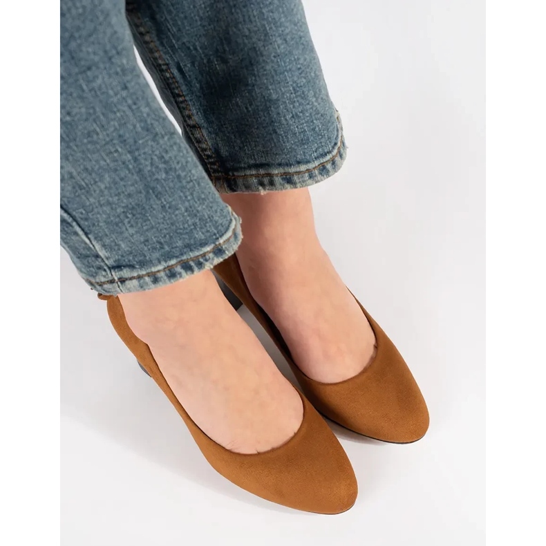 Goodin Braune Wildlederpumps an der Säule 1