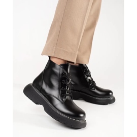 Schwarze Stiefel auf der Plattform geschnürt 2