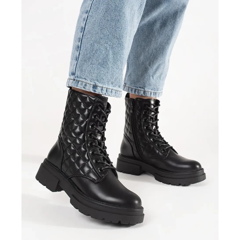 Schwarze gesteppte Arbeiter auf der Plattform 2