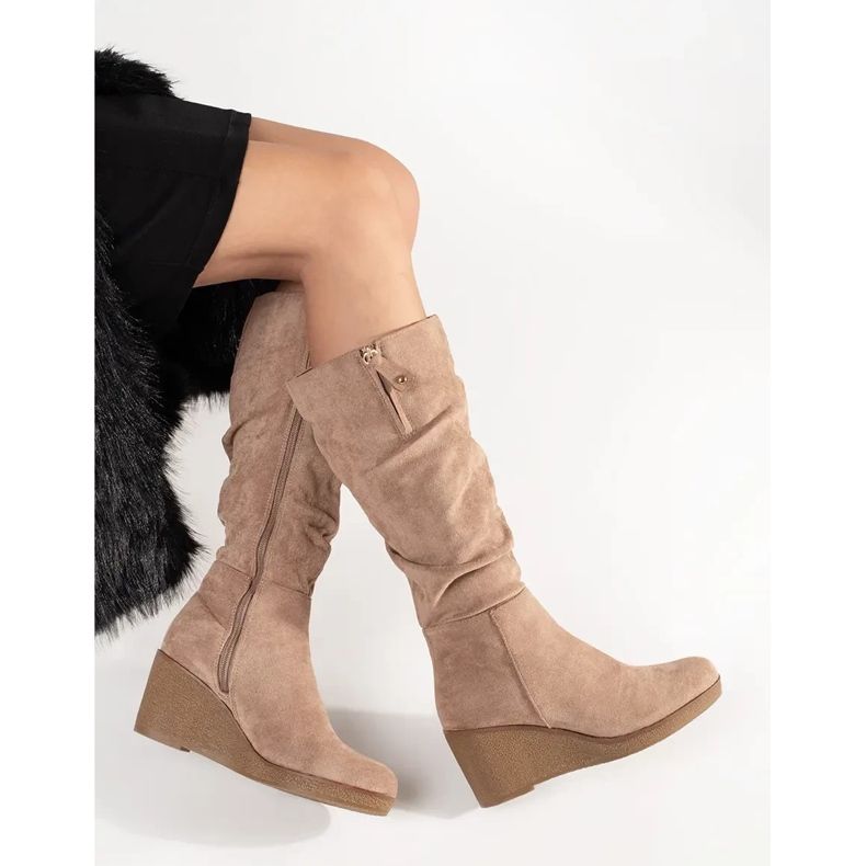 Wildleder beige Frauenstiefel vor dem Knie 2
