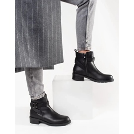 Schwarz mit Streifen dekorierte Stiefel mit niedrigem Haken 1