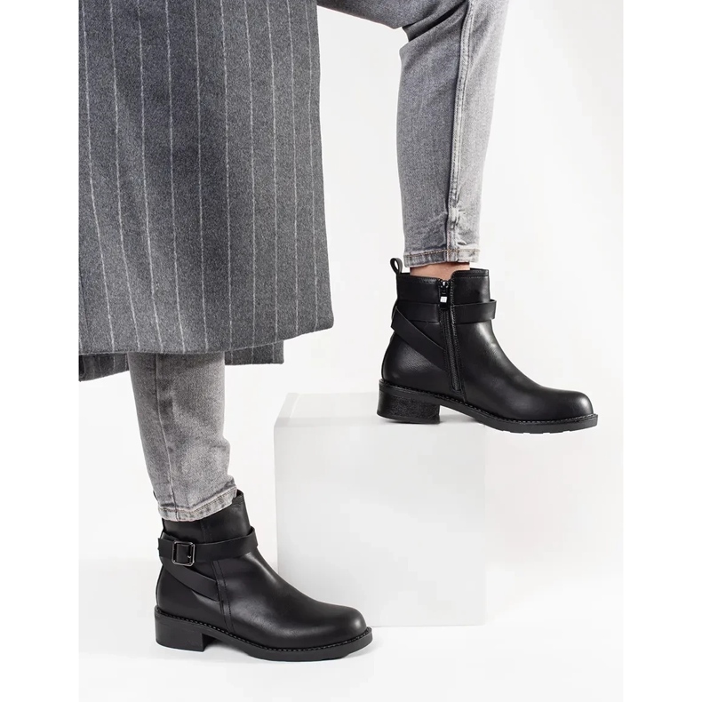 Schwarz mit Streifen dekorierte Stiefel mit niedrigem Haken 1