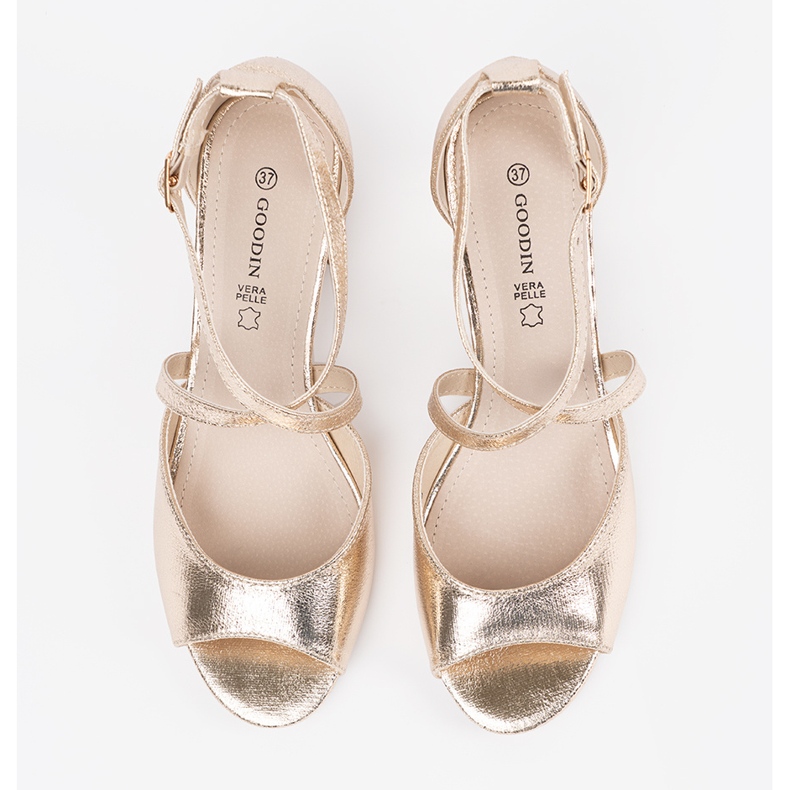 Goodin Goldsandalen auf einem niedrigen Pfosten golden 2