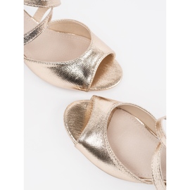 Goodin Goldsandalen auf einem niedrigen Pfosten golden 1