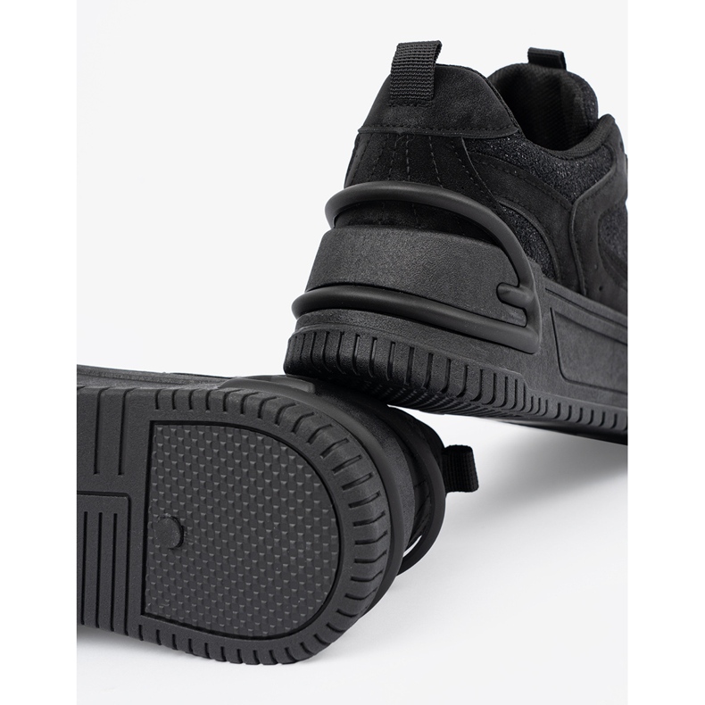 Frauen -Sneaker mit schwarzer Spitze 1