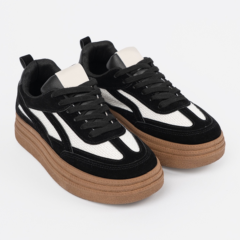 Schwarze Frauen -Turnschuhe mit weißen Einsätzen. 2