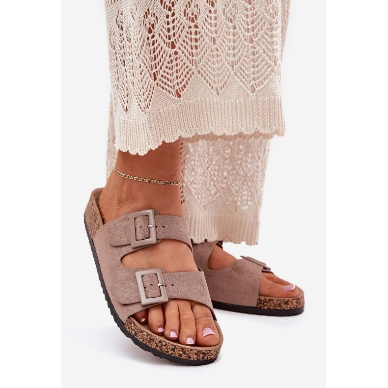 Damenschuhe auf einer Korkplattform mit dunklen Schnallen beige 1