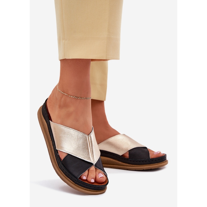 Frauen-Lederflip-Flops auf der Maciejka L4986-25 Gold-Schwarz-Plattform 1