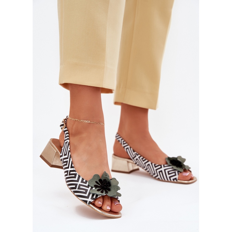 Frauen Ledersandalen auf einem Block mit einer dekorativen Blume Laura Messi 2973 Weiß und Schwarz 2