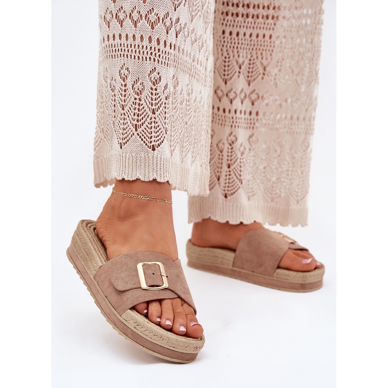Die Flip -Flops für Frauen auf der Plattform mit einer goldenen Klemme dunkler Beige 2