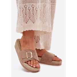 Die Flip -Flops für Frauen auf der Plattform mit einer goldenen Klemme dunkler Beige 1