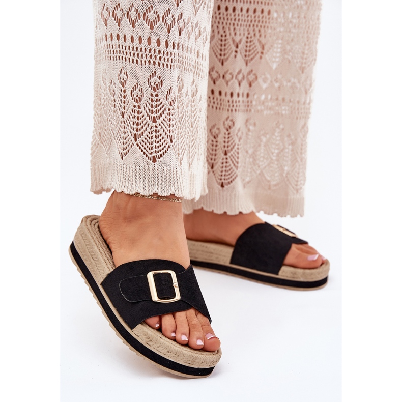 Die Flip -Flops für Frauen auf der Plattform mit einer goldenen Klemme schwarz 2