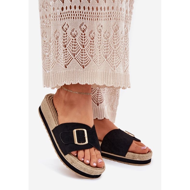 Die Flip -Flops für Frauen auf der Plattform mit einer goldenen Klemme schwarz 1