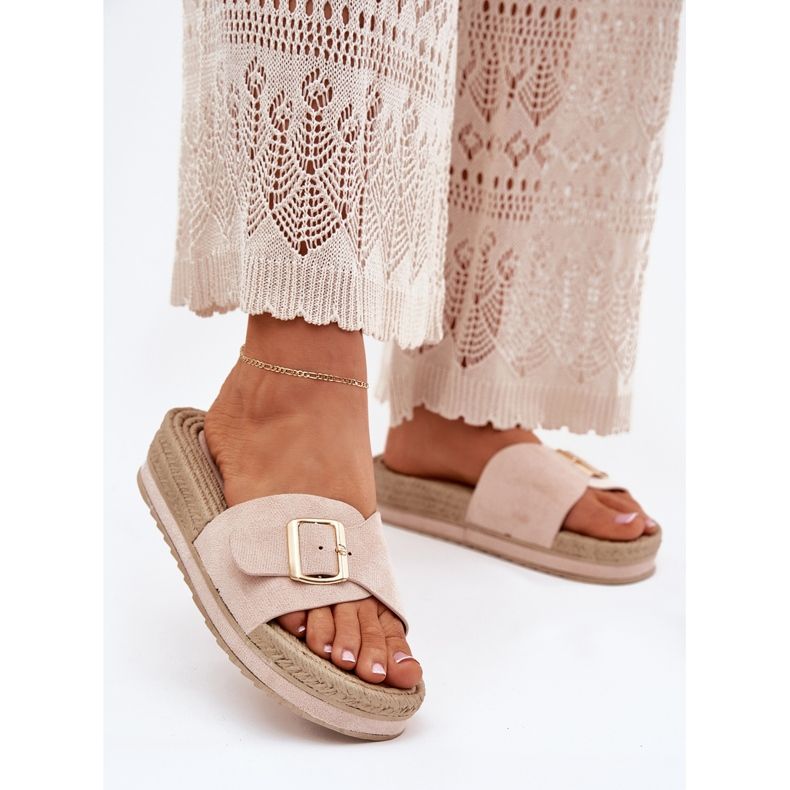 Pantoffeln für Frauen auf der Plattform mit einer goldenen Klemme Beige 2