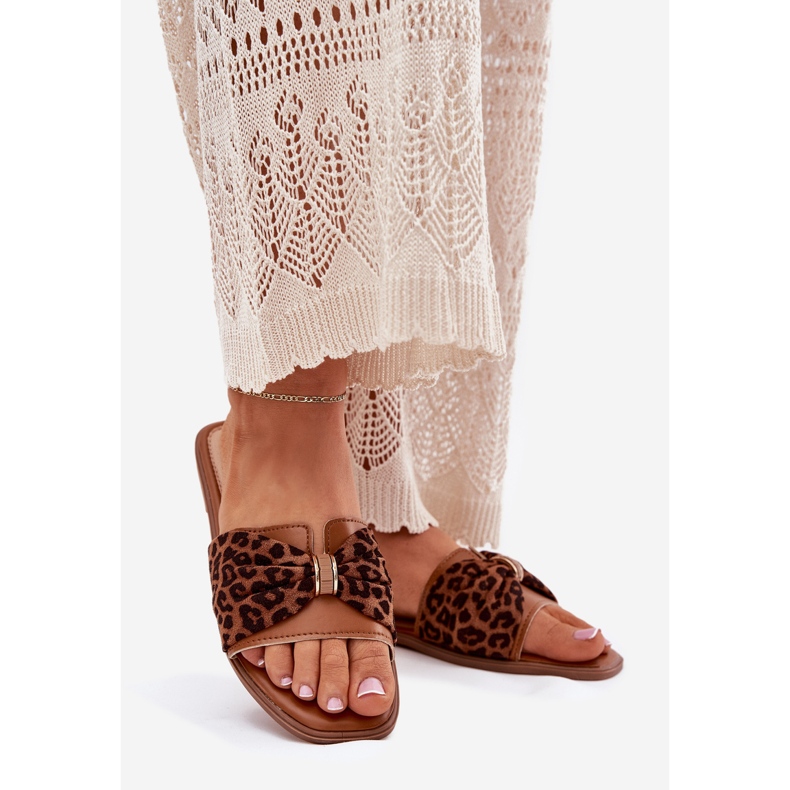 Flat -theeled -Flip -Flops für Frauen mit einem Kamelbogen braun 1