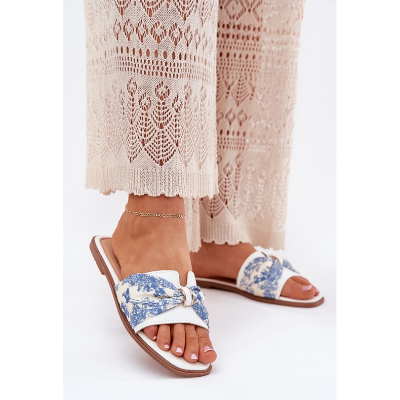 Flach -geköpfte Frauenflip -Flops mit einem weißen Bogen 2