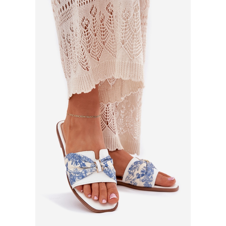 Flach -geköpfte Frauenflip -Flops mit einem weißen Bogen 1