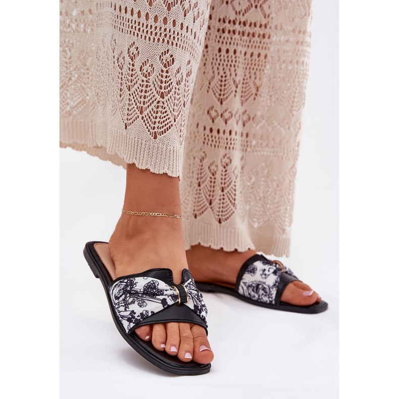 Flach -geköpfte Frauenflip -Flops mit einem schwarzen Bug 2