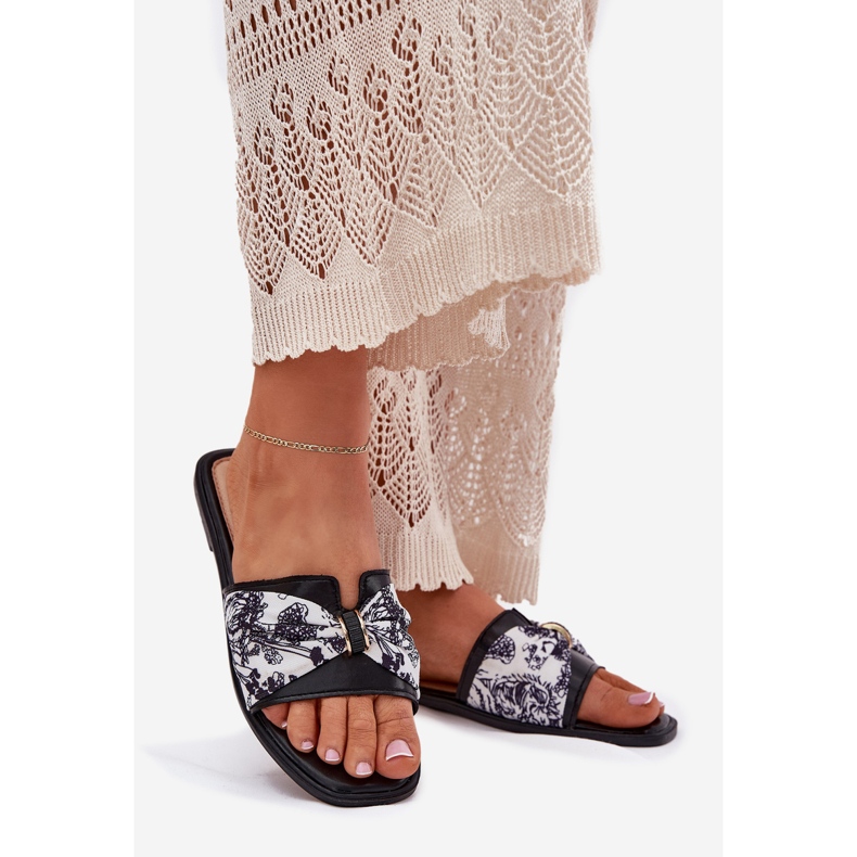 Flach -geköpfte Frauenflip -Flops mit einem schwarzen Bug 1