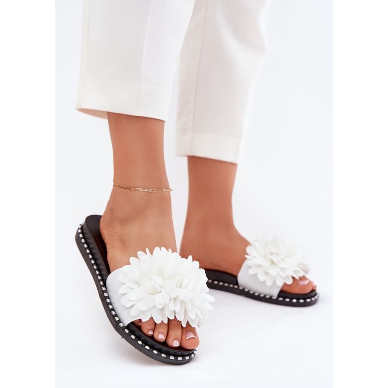 Damenflip Flops mit weißen Blumen dekoriert 2
