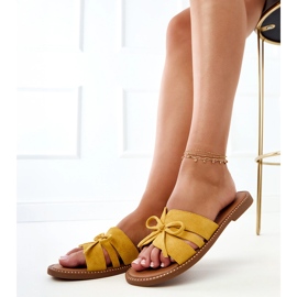 Gelbe Flip flops mit Bug und Dekoration an den Rändern 2