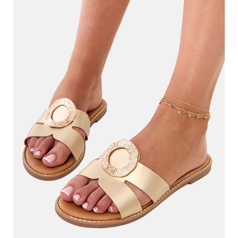 Goldene Flip flops mit einer goldenen Verzierung und Ausschnitten am Gürtel 2