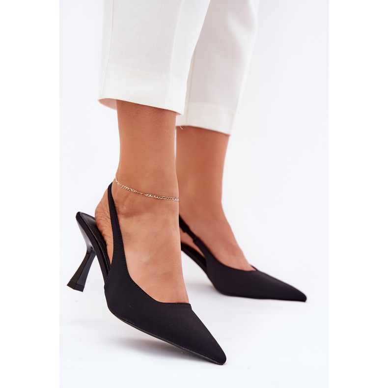 Frauensandalen an einer schwarzen Stecknadel 2