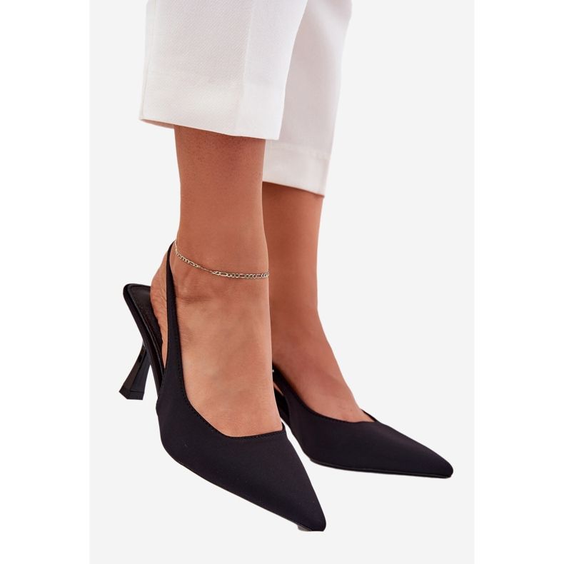 Frauensandalen an einer schwarzen Stecknadel 1