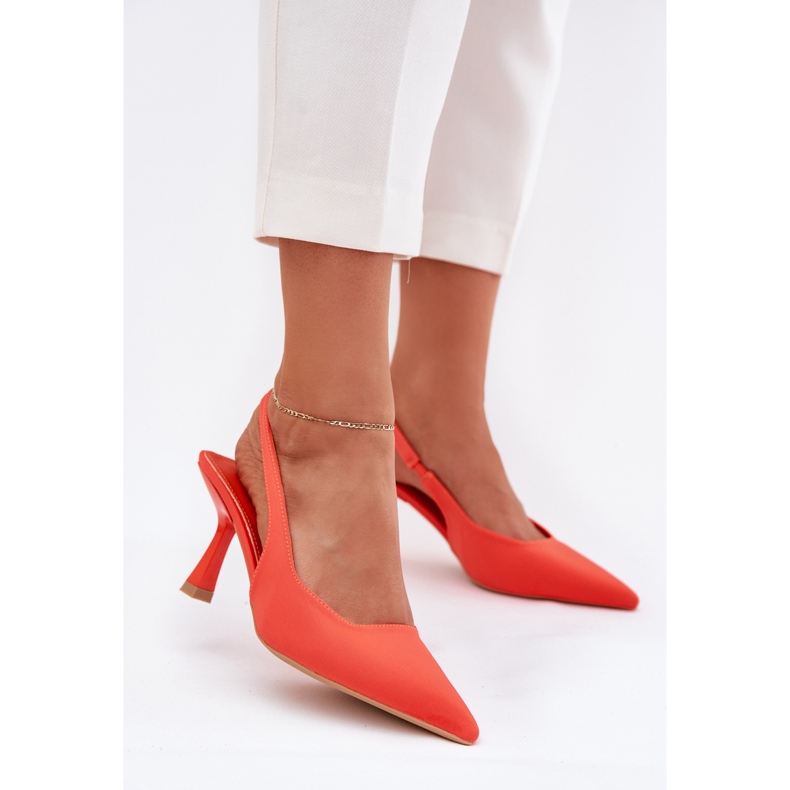 Frauensandalen an einer orangefarbenen Stecknadel 2