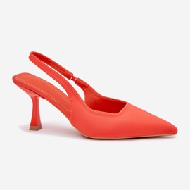 Frauensandalen an einer orangefarbenen Stecknadel 4