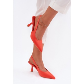 Frauensandalen an einer orangefarbenen Stecknadel 3
