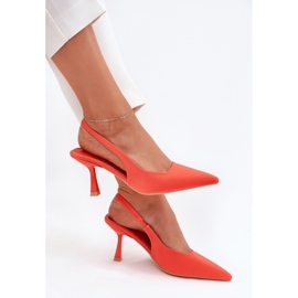 Frauensandalen an einer orangefarbenen Stecknadel 7