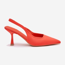 Frauensandalen an einer orangefarbenen Stecknadel 8