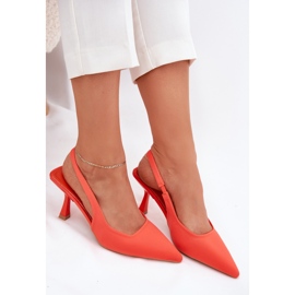 Frauensandalen an einer orangefarbenen Stecknadel 9