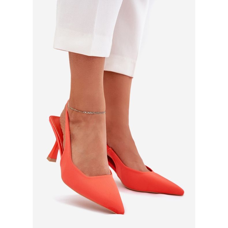 Frauensandalen an einer orangefarbenen Stecknadel 1