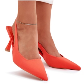 Frauensandalen an einer orangefarbenen Stecknadel 10